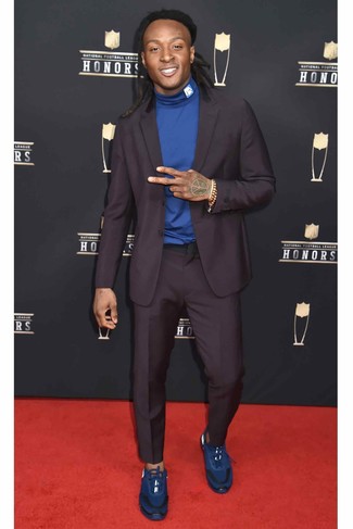 Какие костюмы носить с темно-синими кроссовками