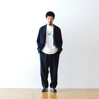 Какие костюмы носить с темно-синими кроссовками