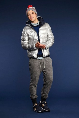 Какие спортивные штаны носить с темно-синими кроссовками мужчине