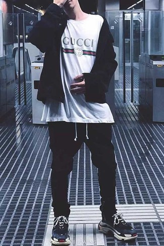 Какие спортивные штаны носить с темно-синими кроссовками мужчине