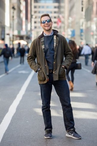 Какие свитшоты носить с темно-синими кроссовками мужчине