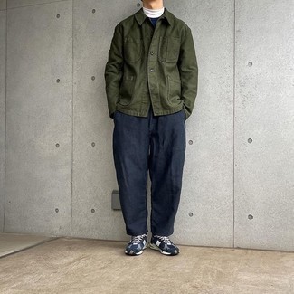 Какие водолазки носить с темно-синими кроссовками мужчине