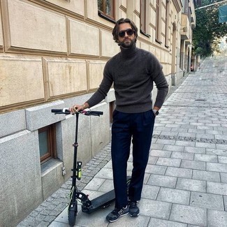 Какие водолазки носить с темно-синими кроссовками мужчине