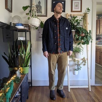 С чем носить темно-синюю шапку мужчине