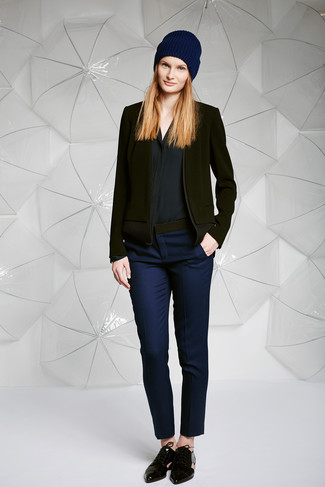 С чем носить темно-синюю шапку женщине