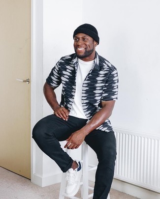 С чем носить темно-синюю шапку мужчине