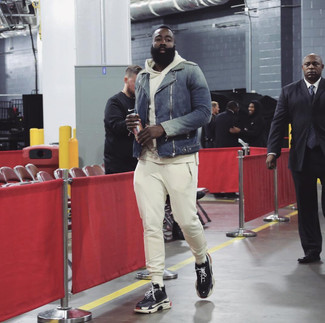 Какие кроссовки носить с темно-синей косухой мужчине