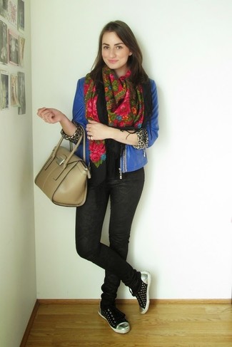 Какие низкие кеды носить с темно-синей косухой женщине