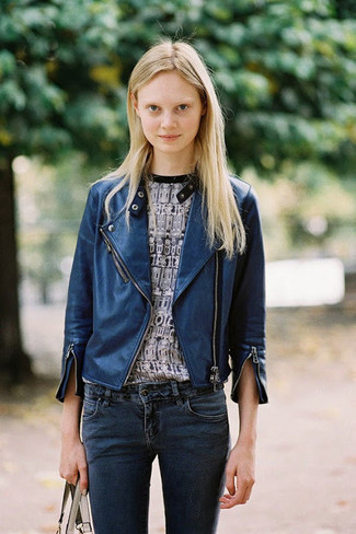 Какие джинсы скинни носить с темно-синей косухой