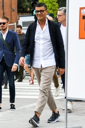 Какие кроссовки носить с темно-синим пиджаком мужчине