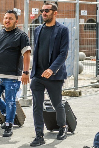 Какие кроссовки носить с темно-синим пиджаком мужчине