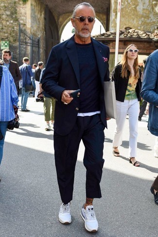 Какие кроссовки носить с темно-синим пиджаком мужчине