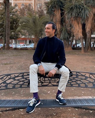 Какие кроссовки носить с темно-синим пиджаком мужчине