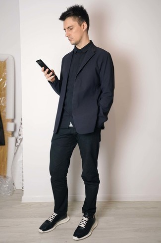 Какие кроссовки носить с темно-синим пиджаком мужчине