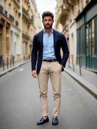 Как носить темно-синий пиджак с бежевыми брюками чинос