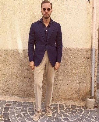 Как носить темно-синий пиджак с бежевыми низкими кедами мужчине