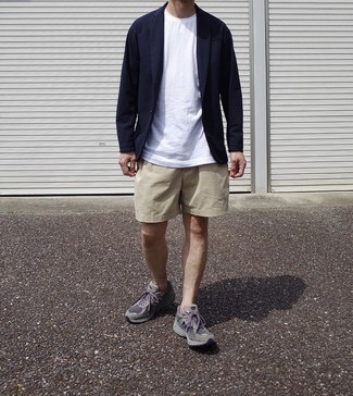Как носить темно-синий пиджак с бежевыми шортами мужчине