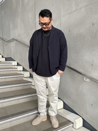 Как носить темно-синий пиджак с бежевыми замшевыми ботинками дезертами