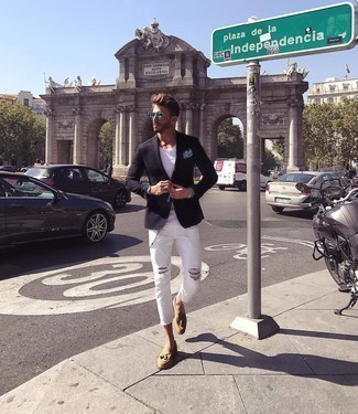 Как носить темно-синий пиджак с бежевыми замшевыми лоферами мужчине