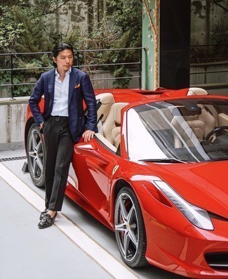 Как носить темно-синий пиджак с черными брюками чинос