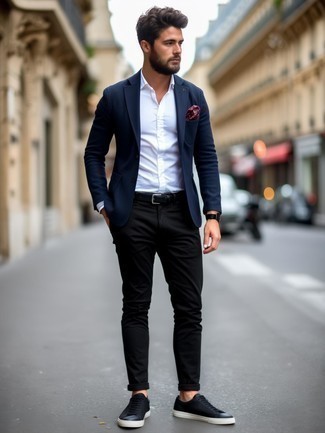Как носить темно-синий пиджак с черными брюками чинос