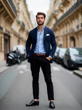 Как носить темно-синий пиджак с черными классическими брюками мужчине