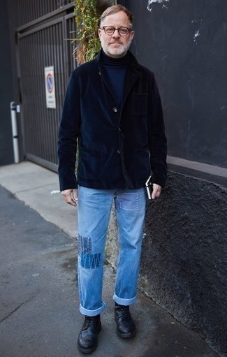 Как носить темно-синий пиджак с черными кожаными ботинками броги