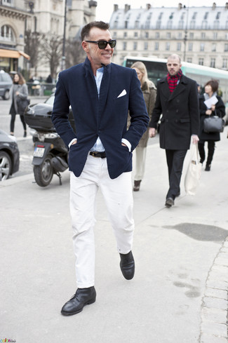 Как носить темно-синий пиджак с черными кожаными ботинками дезертами