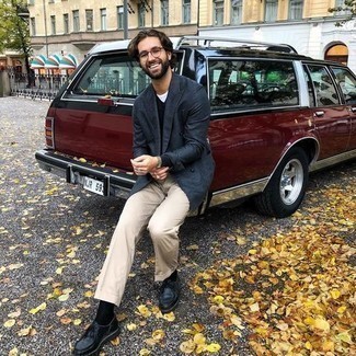 Как носить темно-синий пиджак с черными кожаными ботинками дезертами