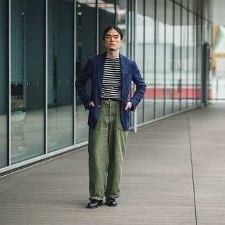 Как носить темно-синий пиджак с черными кожаными лоферами мужчине