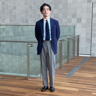 Как носить темно-синий пиджак с черными кожаными лоферами мужчине