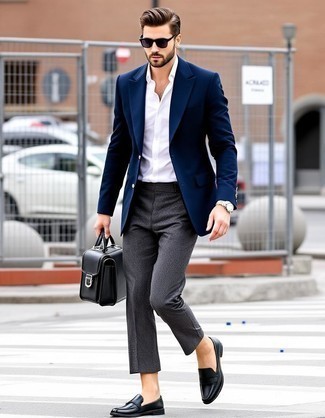 Как носить темно-синий пиджак с черными кожаными лоферами мужчине