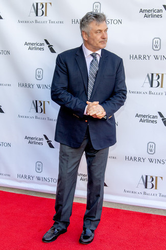 Как носить темно-синий пиджак с черными кожаными лоферами мужчине