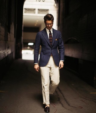 Как носить темно-синий пиджак с черными кожаными лоферами мужчине