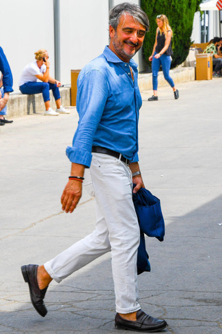 Как носить темно-синий пиджак с черными кожаными лоферами мужчине