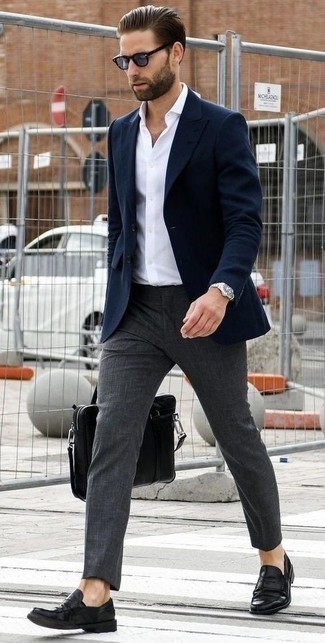 Как носить темно-синий пиджак с черными кожаными лоферами мужчине