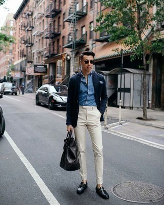 Как носить темно-синий пиджак с черными кожаными лоферами мужчине