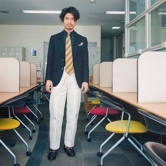 Как носить темно-синий пиджак с черными кожаными лоферами мужчине