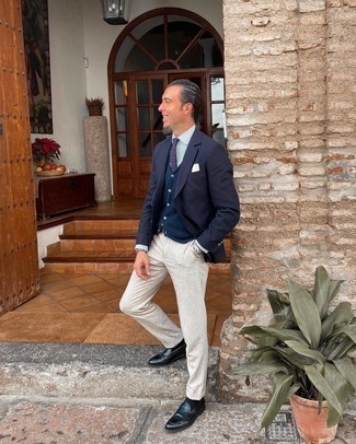 Как носить темно-синий пиджак с черными кожаными лоферами мужчине