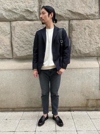 Как носить темно-синий пиджак с черными кожаными лоферами мужчине