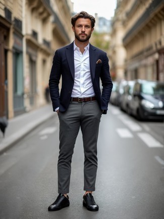 Как носить темно-синий пиджак с черными низкими кедами мужчине