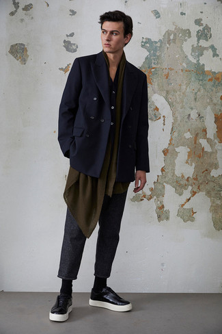 Как носить темно-синий пиджак с черными низкими кедами мужчине