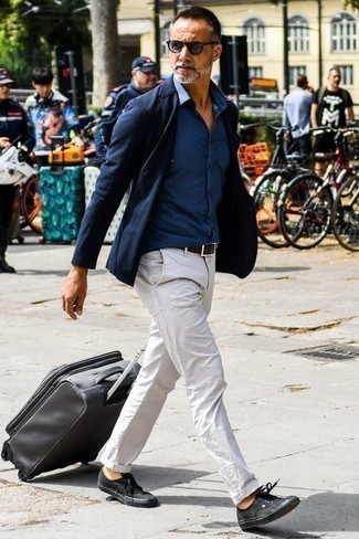 Как носить темно-синий пиджак с черными низкими кедами мужчине