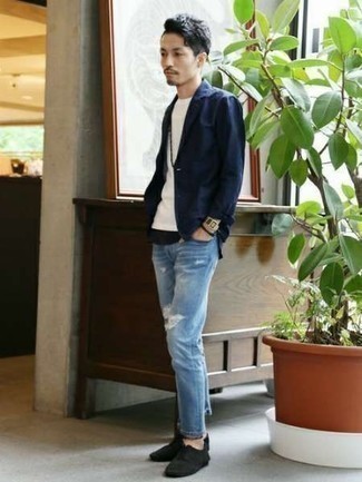 Как носить темно-синий пиджак с черными низкими кедами мужчине