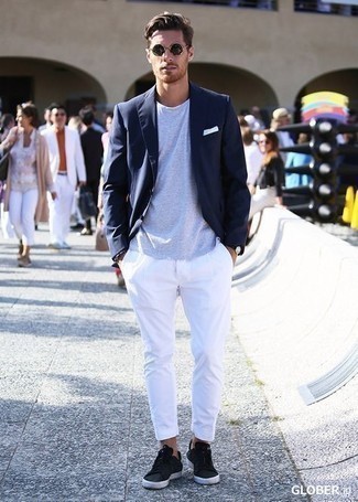 Как носить темно-синий пиджак с черными низкими кедами мужчине