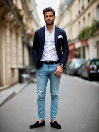 Как носить темно-синий пиджак с черными замшевыми лоферами мужчине