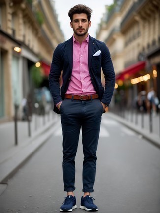 Как носить темно-синий пиджак с синими кроссовками мужчине