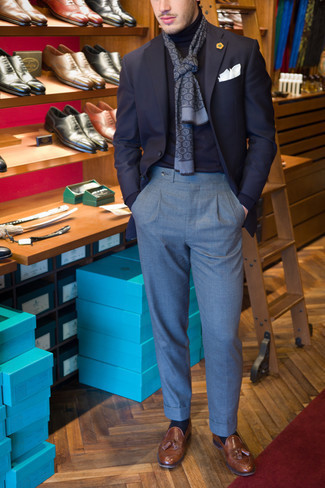Как носить темно-синий пиджак с синими классическими брюками мужчине