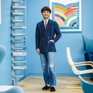 Как носить темно-синий пиджак с синими рваными джинсами мужчине