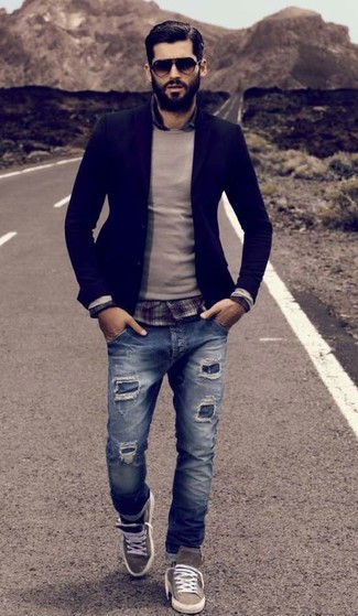 Как носить темно-синий пиджак с синими рваными джинсами мужчине